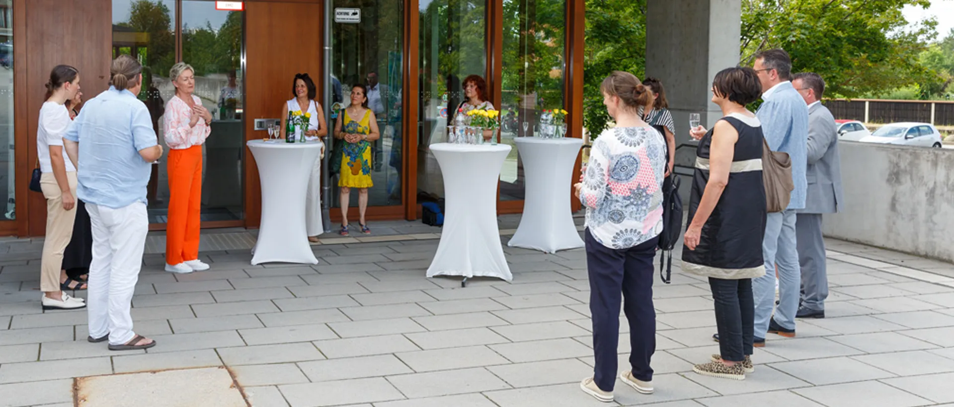 Übergabe der Präsidentschaftsnadel von Doina Schicketanz an Bettina Simon