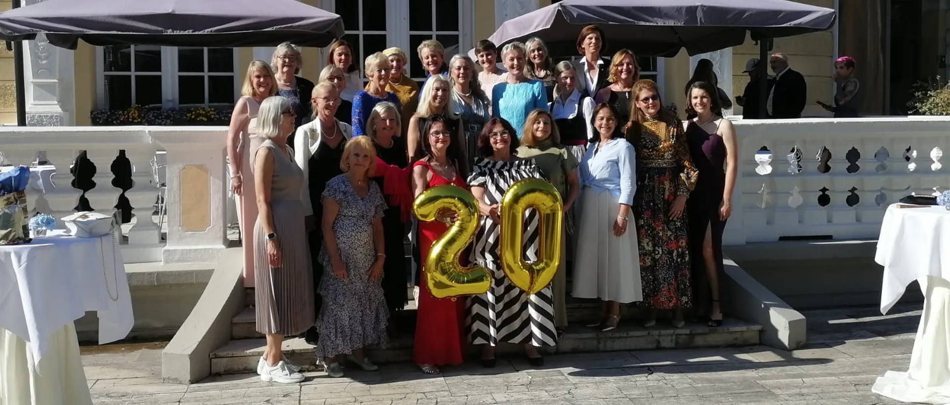 Gruppenfoto zum 20-jährigem Charterjubiläum auf der Terrasse des Park Hotels Maximilian