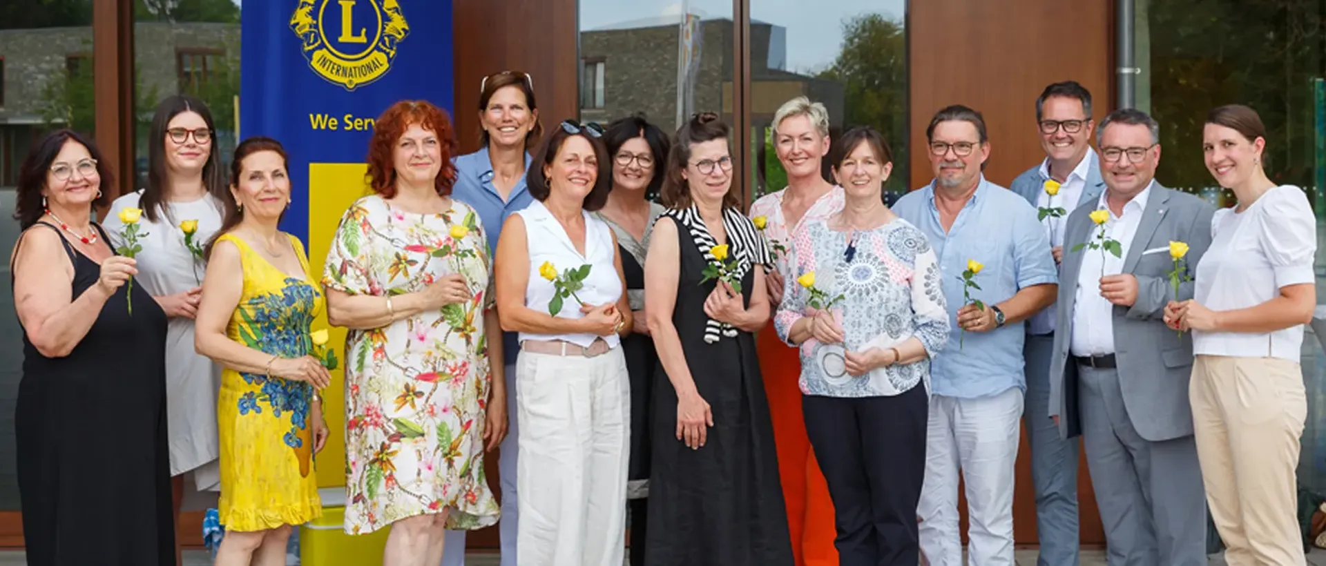 Gemeinsamer Fototermin des Lions Club Therese von Bayern mit Spendenempfängern