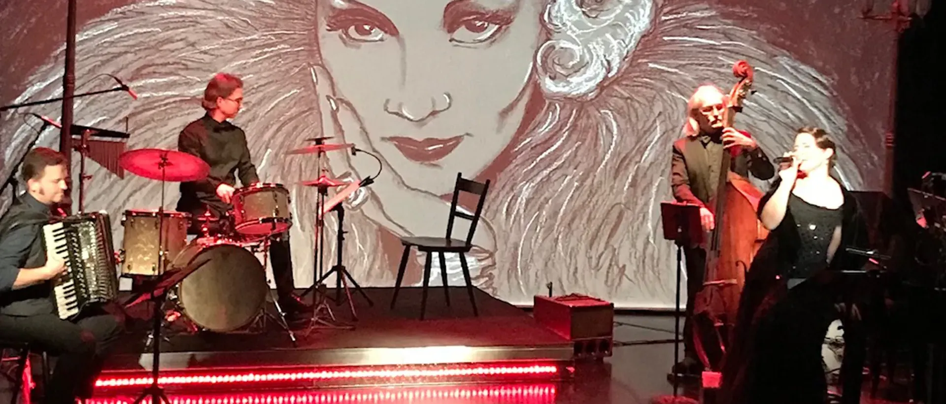 Im Mittelpunkt des Liederabends stand das Leben und Werk von Marlene Dietrich