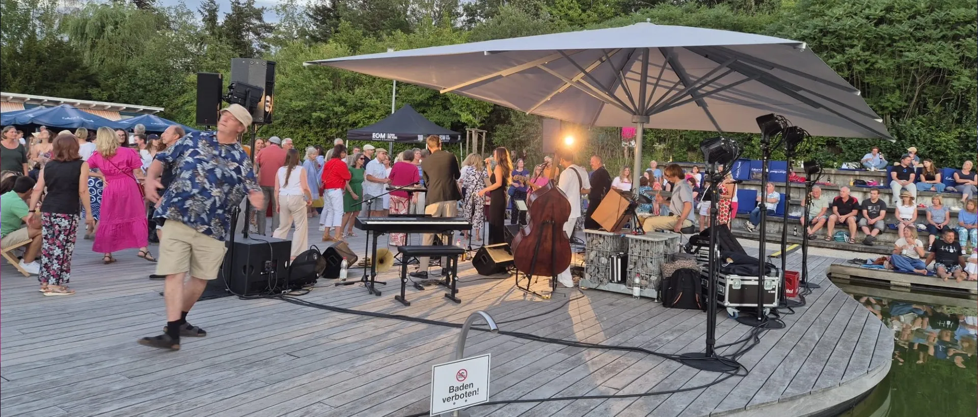 Ausgelassen Stimmung, mitreisende Musik und eine volle Tanzfläche 