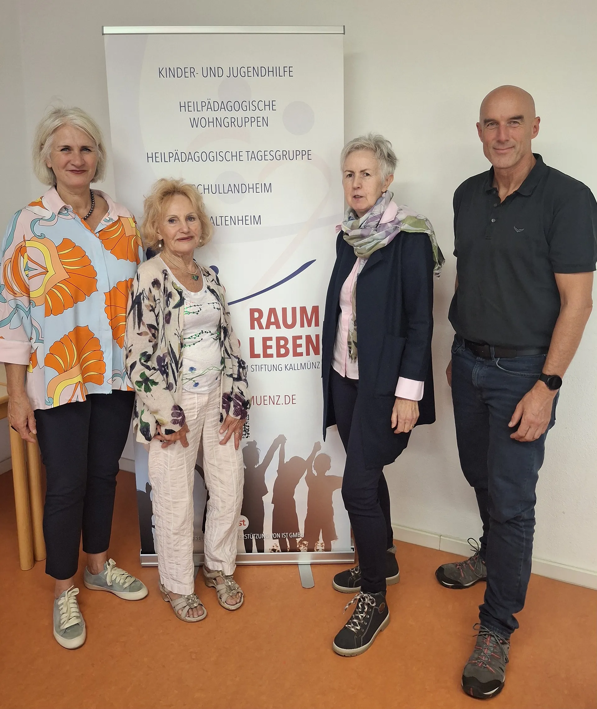 Von links nach rechts Beatrix Szabo (Lions Clubpräsidentin), Brigitta Weigl (Lions Clubmitglied), Erika Ferstl (Geschäftsführung Kinder- und Altenheimstiftung Kallmünz), Andreas Langer (Leitung Kinderheim Kallmünz)