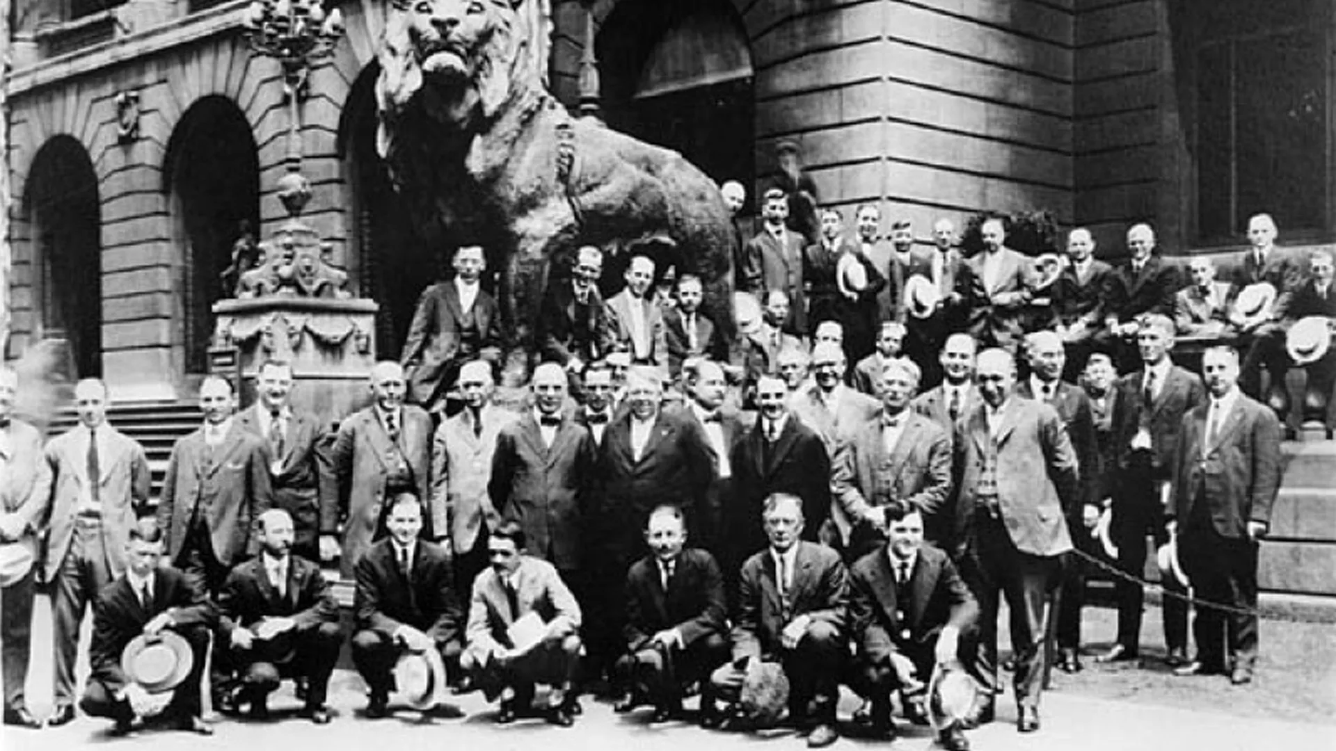 Die Gründungsmitglieder im Jahre 1917 vor den berühmten Löwenstatuen am Art Institute in Chicago.